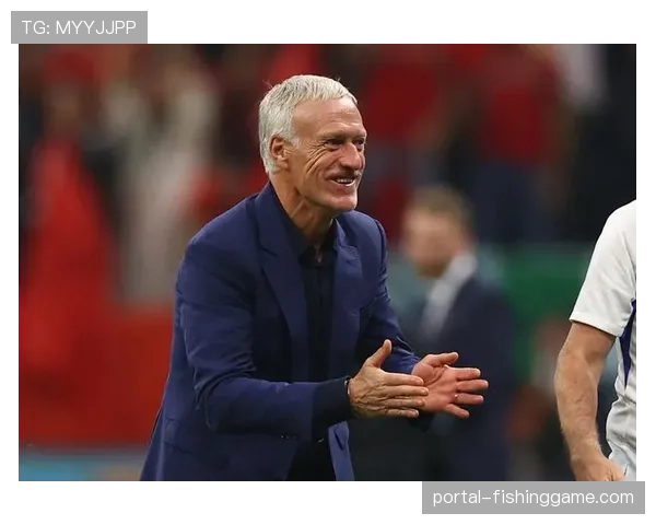 特写:看台上的法国队主帅德尚密切关注着本场球员表现 特写:看台上的法国队主帅德尚密切关注着本场球员表现